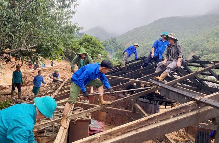 Anh Lèo Văn Thiên - Phó Chủ tịch Ủy ban MTTQ Việt Nam xã, Bí thư Đoàn xã Ngọc Chiến chia sẻ: “Khối lượng công việc lớn, nhưng với tinh thần trách nhiệm, xung kích và tình nguyện, tuổi trẻ Sơn Lacó mặt ở những nơi cần sự chung tay, góp sức. Mỗi việc làm, mỗi giọt mồ hôi của đoàn viên, thanh niên góp phần giúp người dân giảm bớt khó khăn sau thiên tai".