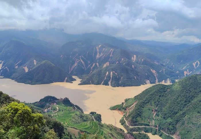 Trong thời gian qua, mưa lớn kéo dài đã khiến nhiều khu vực tại các xã Mường La và Ngọc Chiến hứng chịu lũ quét, sạt lở đất nghiêm trọng. Thiên tai làm hàng chục ngôi nhà bị sập, cuốn trôi hoặc phải di dời khẩn cấp; nhiều tuyến giao thông bị chia cắt, công trình thủy lợi, hạ tầng dân sinh hư hỏng nặng. Hàng trăm héc ta, hoa màu bị vùi lấp, đời sống của người dân gặp vô vàn khó khăn.