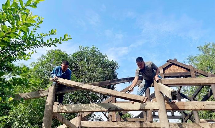 Theo lãnh đạo các xã Mường La và Ngọc Chiến, sự tham gia tích cực của lực lượng đoàn viên, thanh niên đã góp phần quan trọng trong việc hỗ trợ người dân dọn dẹp nhà cửa, khôi phục giao thông, ổn định đời sống sau mưa lũ. Không chỉ mang đến sức trẻ và tinh thần tình nguyện, những màu áo xanh còn tiếp thêm niềm tin để người dân vững vàng vượt qua khó khăn.