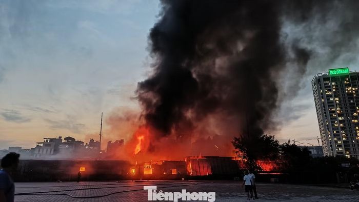 Dãy nhà hàng, kho xưởng bốc cháy ngùn ngụt. Ảnh: Thanh Hà