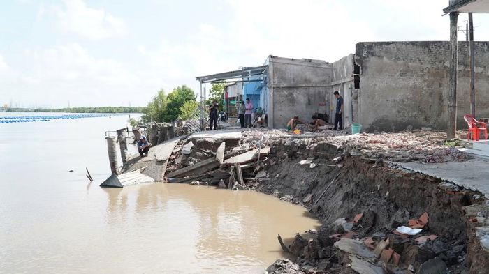 Gia đình anh Tý đập bỏ nhà làm đường cho bà con đi lại.