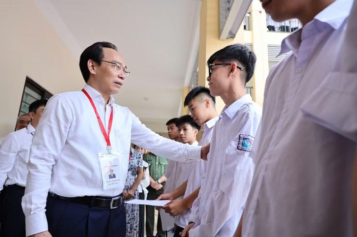 Bộ trưởng Bộ GD&amp;ĐT Hoàng Minh Sơn động viên thí sinh dự thi tốt nghiệp THPT năm 2026. Ảnh: V.M