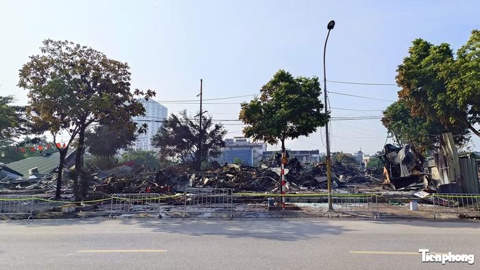 Sáng 26/7, ghi nhận tại khu vực xảy ra hỏa hoạn, lực lượng chức năng đã căng rào phong tỏa toàn bộ xung quanh.