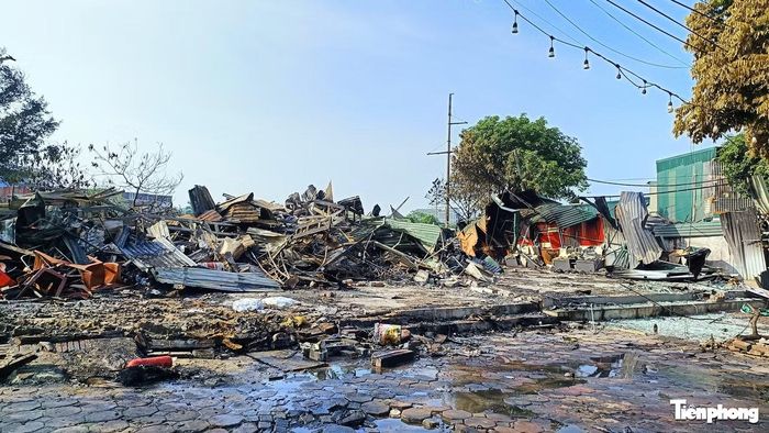 Công tác chữa cháy gặp nhiều khó khăn do thời tiết có gió mạnh khiến lửa bùng phát, cháy lan nhanh; lượng chất cháy lớn, tỏa nhiệt cao, khói dày đặc cản trở việc trinh sát và tiếp cận đám cháy.