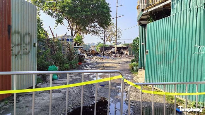 Công an TP. Hà Nội đã điều động lực lượng phòng cháy chữa cháy và cứu nạn cứu hộ kịp thời có mặt tại hiện trường, nỗ lực dập tắt đám cháy, thực hiện cứu hộ cứu nạn.