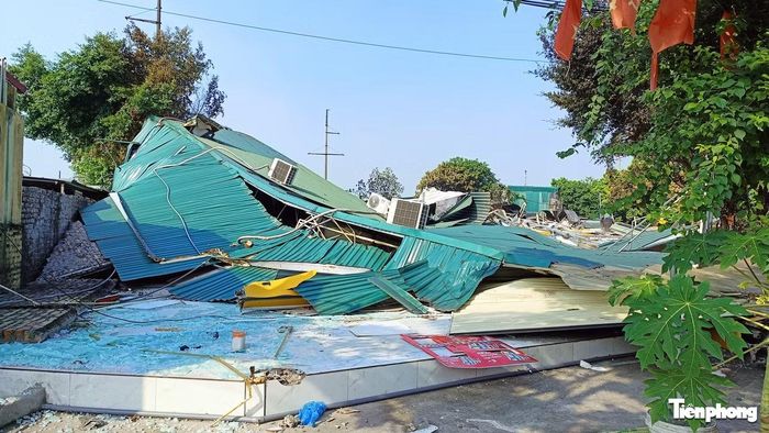 Toàn bộ mái tôn bị đổ sập sau vụ cháy.