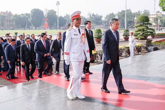 Tổng Bí thư, Chủ tịch nước Tô Lâm và các đại biểu vào Lăng viếng Bác.