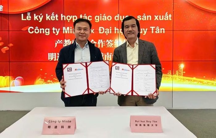 PGS.TS. Nguyễn Gia Như (ảnh bên phải) ký kết với ông Mr. Qiu Hong - Giám đốc đối ngoại Công ty Công nghệ Chengdu Minto - doanh nghiệp hàng đầu Trung Quốc về các giải pháp AI Agent