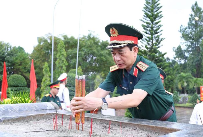 Đại tướng Phan Văn Giang đã đến dâng hương, dâng hoa tưởng niệm các Anh hùng liệt sĩ tại Nghĩa trang Liệt sĩ Đắk Nông.