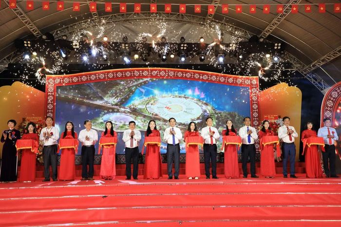 Các đại biểu cắt băng khánh thành 2 công trình.
