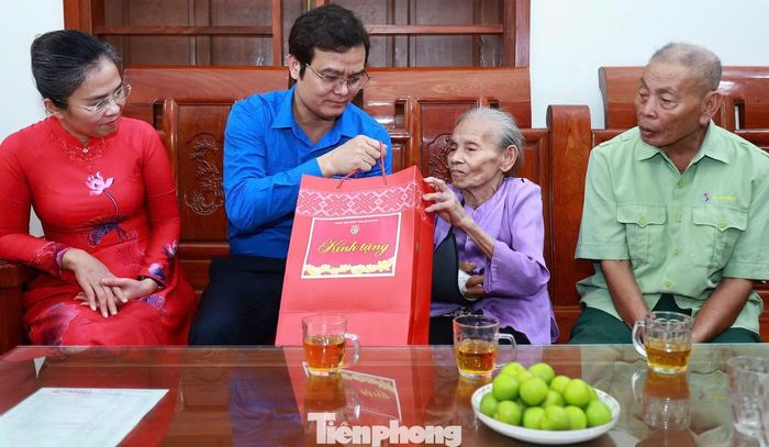 Anh Bùi Quang Huy tặng quà cựu TNXP Trần Thị Thông.