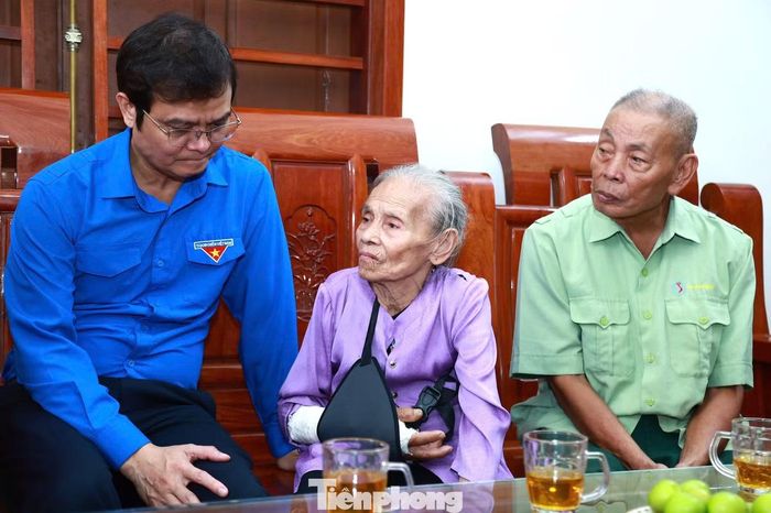 Bí thư thứ nhất T.Ư Đoàn xúc động khi nghe Cựu TNXP Trần Thị Thông kể lại sự kiện rạng sáng 13/10/1968.