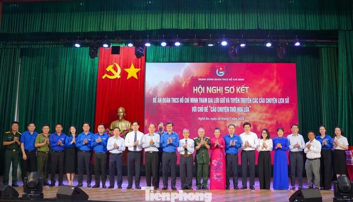 Các đại biểu chụp ảnh lưu niệm.