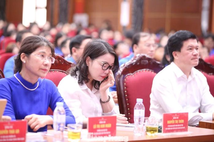 Các đại biểu xúc động khi xem phóng sự Đề án "Câu chuyện thời hoa lửa".
