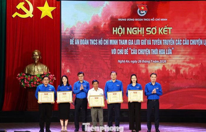 Bí thư thứ nhất T.Ư Đoàn Bùi Quang Huy trao tặng Bằng khen cho các tập thể có thành tích tiêu biểu trong triển khai Đề án.