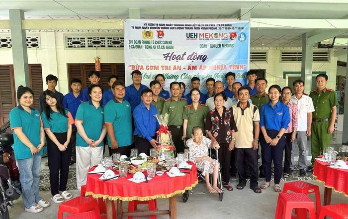 Ban Thường vụ Tỉnh Đoàn Vĩnh Long cho biết, bữa cơm tri ân là dịp để thế hệ trẻ bày tỏ lòng biết ơn sâu sắc đối với những cống hiến, hy sinh to lớn của các thế hệ cha anh vì độc lập, tự do của Tổ quốc.