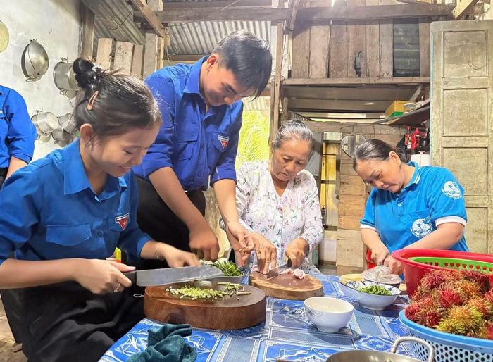 Bữa cơm tri ân còn là không gian gặp gỡ ấm áp, nghĩa tình làm thắt chặt thêm tình cảm gắn bó giữa thế hệ trẻ với các gia đình chính sách, thể hiện nét đẹp văn hóa, đạo lý tốt đẹp của dân tộc.