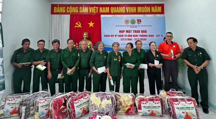 Ban Thường vụ Tỉnh Đoàn Vĩnh Long phối hợp Ban Thường vụ Hội Cựu chiến binh, Hội Cựu thanh niên xung phong tỉnh và các đơn vị tổ chức chương trình họp mặt trao tặng quà cho các cô, chú cựu thanh niên xung phong và cựu chiến binh.