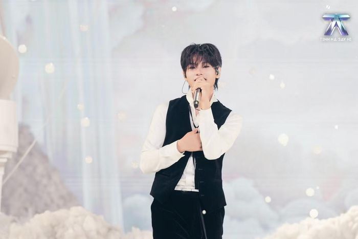 Các đội khác bùng nổ bằng rap, nhóm chọn piano tạo nền cho phần hòa âm hiện đại, còn sáo trúc bổ sung sắc thái Á Đông và cảm giác hoài niệm. Buitruonglinh cho biết đội không đặt mục tiêu chạy theo xu hướng mà muốn khai thác thế giới nội tâm của người trình diễn. Lựa chọn này phát huy hiệu quả nhất định khi khán giả tại trường quay đồng thanh hát theo ngay trong lần đầu ca khúc được giới thiệu.
