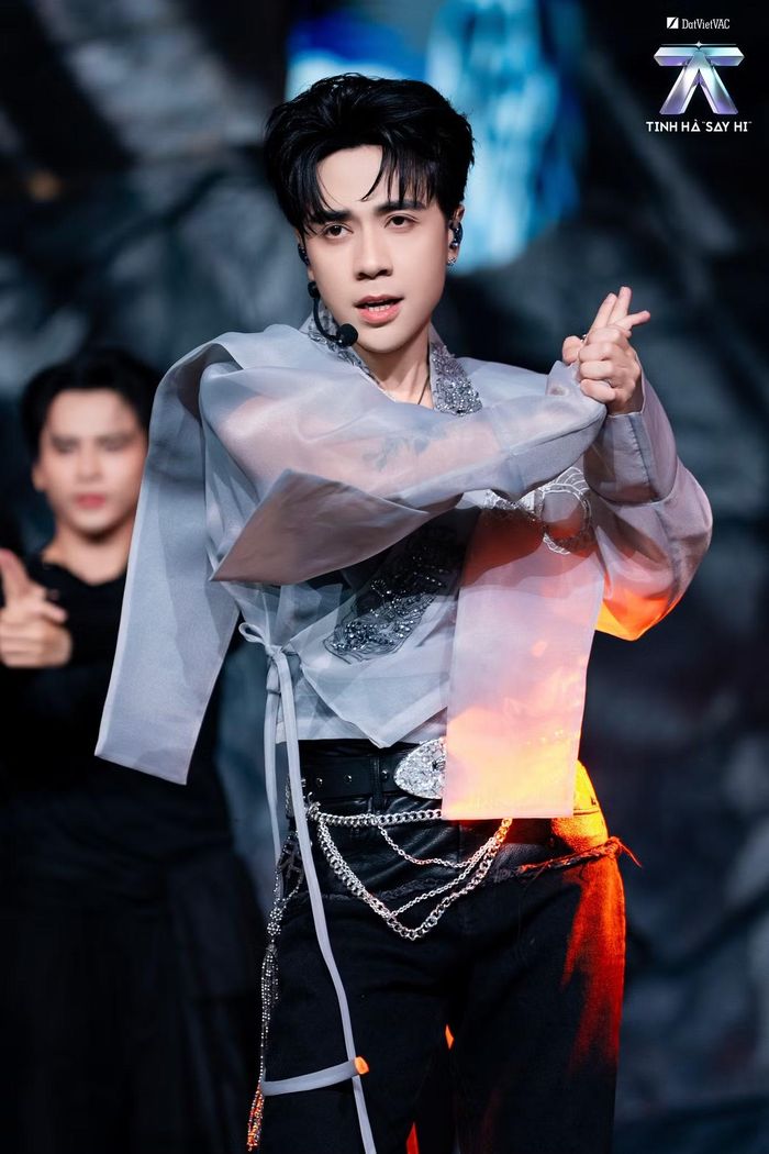 Quang Hùng MasterD cùng Song Luân, Jsol và Sơn.K mang đến Mộng duyên, tiết mục thuộc thể loại traditional pop. Sân khấu được xây dựng theo hướng sử thi, cổ tích, kết hợp chất liệu truyền thống với nhịp điệu đương đại.