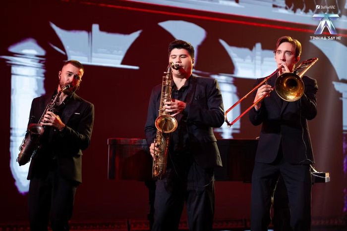 Đội nhận đề bài làm việc cùng Los Fuegos Horns - dàn kèn thuộc Mekong Delta Big Band. Hurrykng nhận thấy tinh thần phóng khoáng, tự do của đờn ca tài tử có điểm tương đồng với hình tượng quý ông, quyết định đưa đàn cò, còn gọi là đàn nhị, vào bản phối. Tiếng đàn truyền thống xuất hiện bên cạnh dàn kèn đồng và tiết tấu jazz, tạo bản nghe lạ tai.