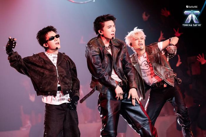 Phần ballad do Coolkid chắp bút tạo khoảng mở trước khi ca khúc chuyển sang những đoạn rap mạnh. Xuân Định Ky lần đầu thử sức với rap, đề xuất sử dụng đàn nguyệt. Ivan tham gia luyện tập vũ đạo, tự viết phần rap để trở lại với màu sắc hip-hop từng gắn bó với anh trước khi tham gia chương trình.