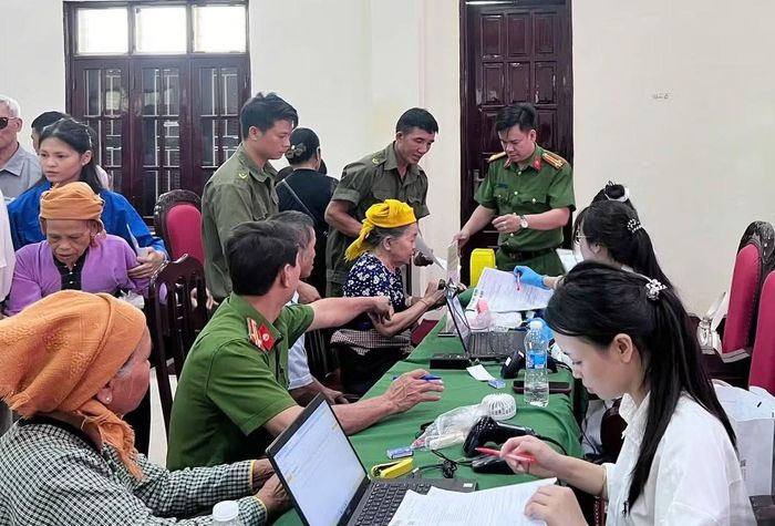 Cán bộ Công an Sơn La đến các địa phương lấy mẫu ADN của thân nhân liệt sĩ.