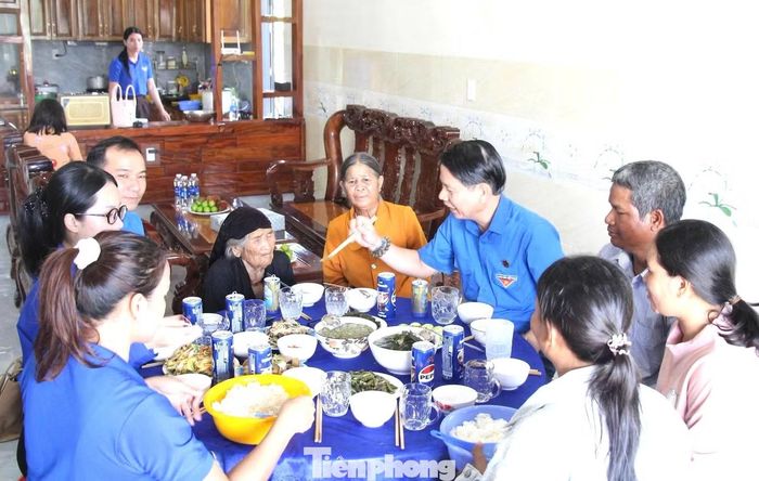 Bữa cơm nghĩa tình, ấm áp yêu thương tại gia đình liệt sĩ Y Ơn Niê.