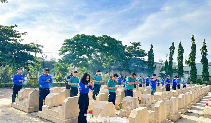 Dâng hương tại Nghĩa trang Liệt sĩ phường Quy Nhơn Nam, tỉnh Gia Lai.