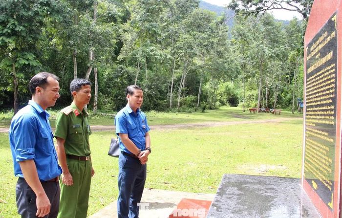 Đoàn cũng đến tham quan Di tích lịch sử quốc gia Khu căn cứ kháng chiến tỉnh Đắk Lắk (1965 - 1975), tìm hiểu về Hang đá Đắk Tuôr - nơi Tỉnh ủy Đắk Lắk từng đứng chân xây dựng căn cứ cách mạng H9 - Krông Bông.