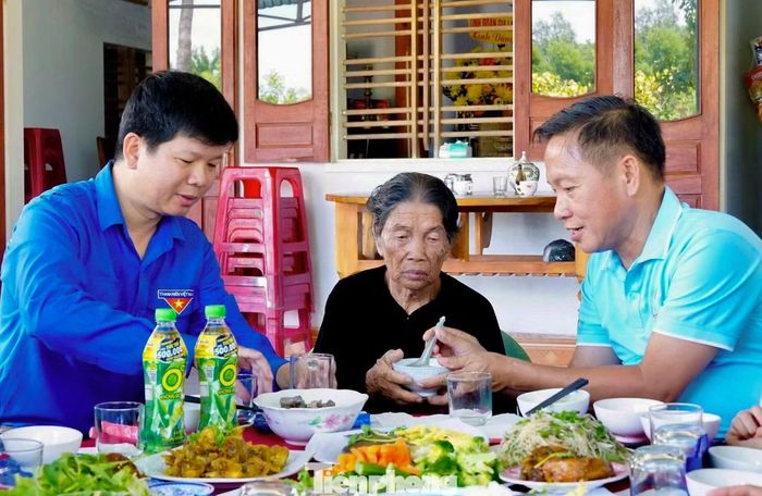 "Bữa cơm tri ân" tại gia đình Mẹ Việt Nam Anh hùng Thân Thị Trước.