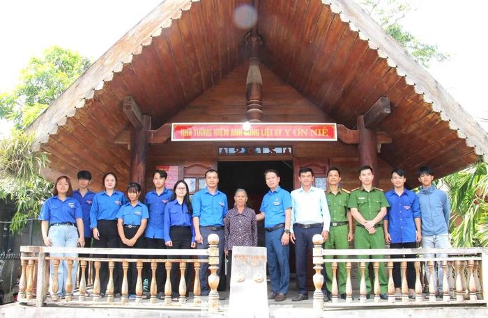 Trong khuôn khổ chương trình, đoàn đã dâng hương, dâng hoa tại Nhà tưởng niệm Anh hùng liệt sĩ Y Ơn Niê, thành kính tưởng nhớ và tìm hiểu những kỷ vật, tư liệu gắn với cuộc đời hoạt động cách mạng của anh.