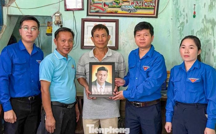 Cùng trong chuỗi hoạt động tri ân, tại xã Phù Mỹ, Tỉnh Đoàn Gia Lai cũng tổ chức trao tặng di ảnh liệt sĩ được phục dựng đến thân nhân gia đình liệt sĩ Nguyễn Ngọc Lễ.