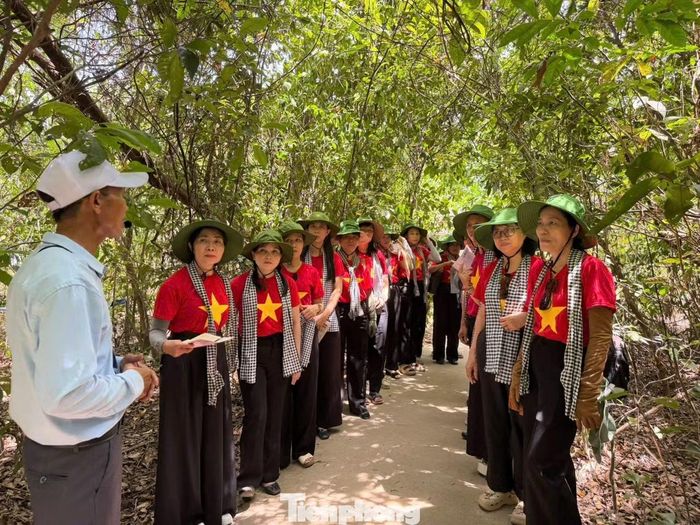 Bạn trẻ nghe những câu chuyện lịch sử, cuộc sống, chiến đấu của quân và dân Kỳ Anh giữa mưa bom bão đạn.