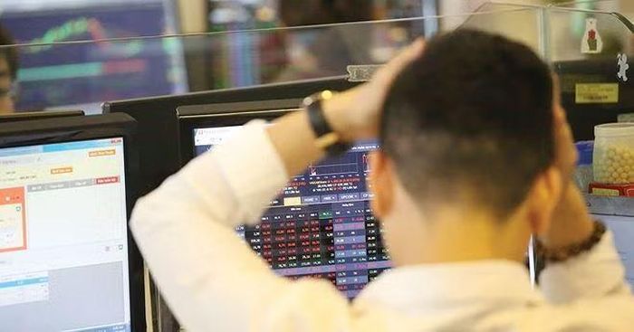 Cú lao dốc hơn 100 điểm trong tuần qua đã kéo VN-Index xuống dưới mốc 1.700 điểm.