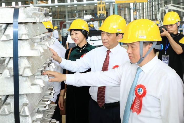 Các đại biểu tham quan xưởng đúc nhôm.