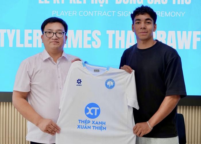 Giám đốc điều hành Thép Xanh Nam Định Lâm Văn Thỏa công bố hợp đồng mới với Tyler James Thai Crawford