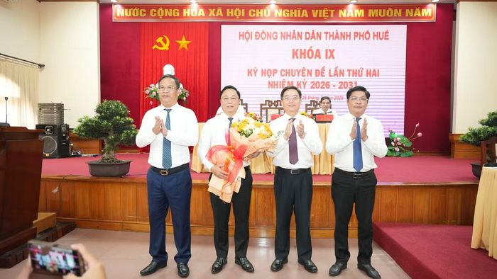 Tặng hoa chúc mừng tân Chủ tịch UBND TP. Huế Lê Trí Thanh.