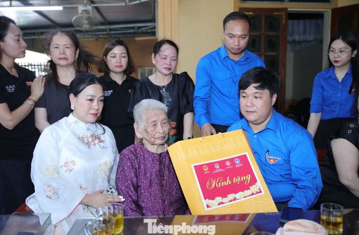 Trong không khí trang nghiêm chan chứa nghĩa tình, đoàn công tác đã trao tặng Mẹ Việt Nam Anh hùng Nguyễn Thị Cháu những phần quà tri ân ý nghĩa.