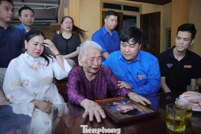 Những giọt nước mắt lăn dài trên gương mặt đã in hằn bao năm tháng đợi chờ. Có lẽ sau biết bao năm mong ngóng, lần đầu tiên mẹ lại được nhìn thấy hình bóng con dù chỉ qua bức ảnh được phục dựng.