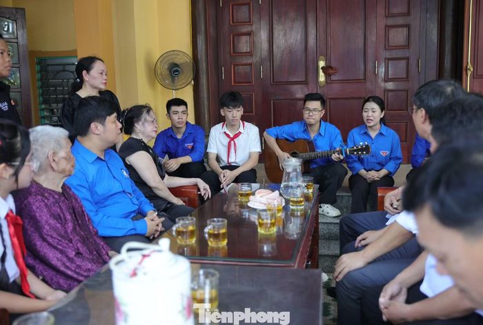 Sau những phút giây lắng đọng, không khí trong ngôi nhà nhỏ trở nên gần gũi hơn khi các đoàn viên thanh niên quây quần bên mẹ. Tiếng đàn guitar vang lên mộc mạc, hòa cùng những ca khúc về mẹ, về quê hương, đất nước. Những lời ca không chỉ là món quà tinh thần mà còn là lời biết ơn của thế hệ trẻ đối với những hy sinh thầm lặng của các Mẹ Việt Nam Anh hùng.