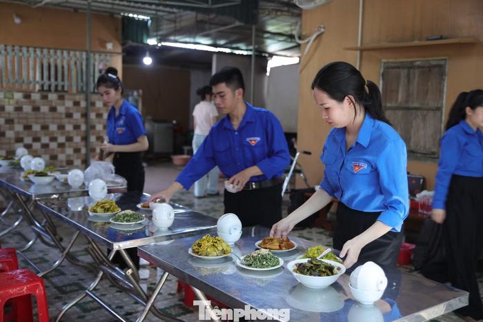 Điểm nhấn ý nghĩa của chương trình là "Bữa cơm gia đình, ấm tình lòng mẹ". Từng món ăn đều được chính tay đoàn viên thanh niên chuẩn bị từ sáng sớm với tất cả sự trân trọng và yêu thương.