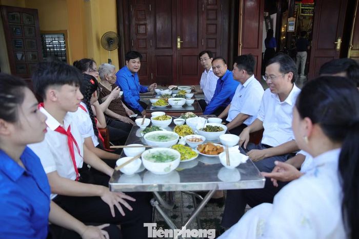 Khi mâm cơm được dọn lên, mọi người cùng ngồi bên nhau như những thành viên trong một gia đình. Không còn khoảng cách giữa đoàn công tác, đoàn viên thanh niên hay người thân, tất cả cùng trò chuyện, hỏi han sức khỏe, lắng nghe mẹ kể về những năm tháng chiến tranh và cuộc đời nhiều hy sinh của mình.