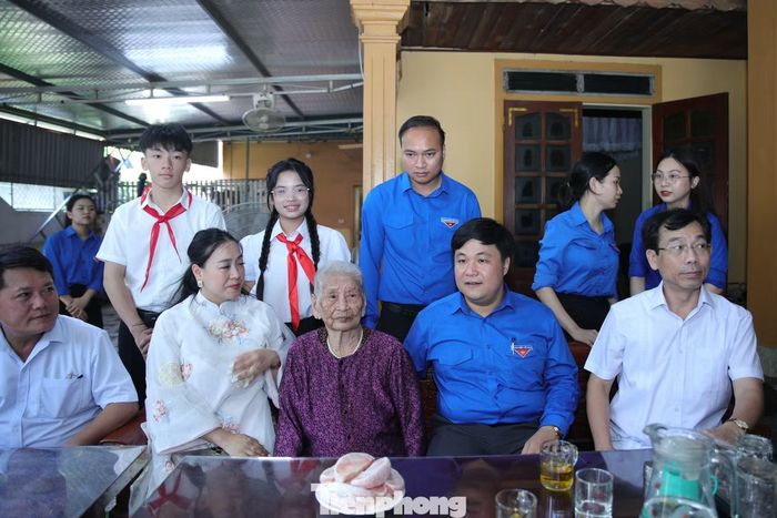 Trưa 26/7, nhân kỷ niệm 79 năm Ngày Thương binh - Liệt sĩ (27/7/1947 - 27/7/2026), đoàn công tác của T.Ư Đoàn TNCS Hồ Chí Minh do anh Nguyễn Thái An - Phó Trưởng Ban Công tác Đoàn làm trưởng đoàn, cùng đại diện Thường trực Tỉnh Đoàn Nghệ An, lãnh đạo xã Lam Thành và đông đảo đoàn viên thanh niên đã đến thăm, tặng quà Mẹ Việt Nam Anh hùng Nguyễn Thị Cháu (94 tuổi, trú xóm Hưng Tiến 2, xã Lam Thành, Nghệ An).
