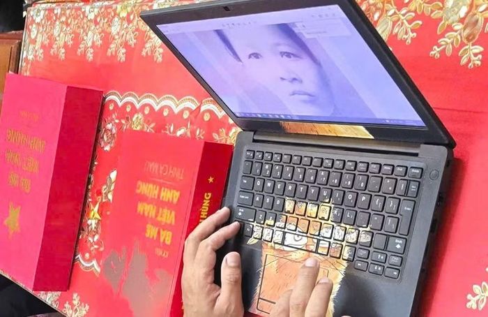 Đối với những trường hợp không có ảnh gốc, lực lượng đoàn viên khai thác thông tin từ người thân, thu thập ảnh của thân nhân có nét tương đồng, phối hợp phác họa và xử lý bằng AI kết hợp kỹ thuật chuyên môn để tạo nên bức ảnh hoàn chỉnh.