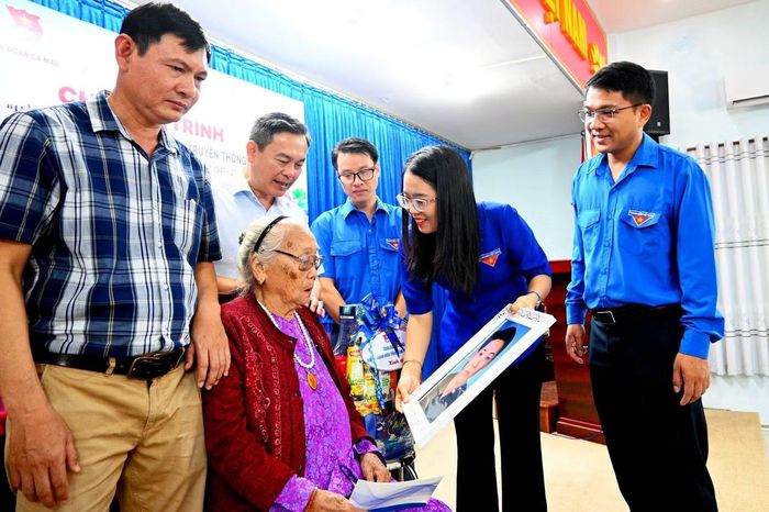  Hoạt động phục dựng ảnh được Tỉnh Đoàn Cà Mau triển khai đồng loạt tại 64 đơn vị cấp xã trên địa bàn tỉnh, góp phần lưu giữ ký ức và lan tỏa đạo lý "Uống nước nhớ nguồn". 