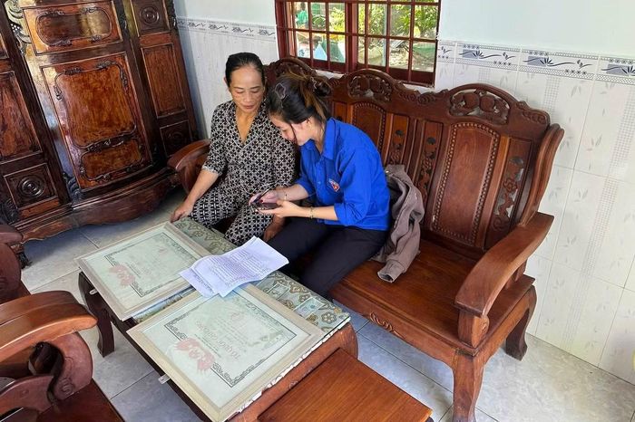  Theo thời gian, nhiều bức ảnh kỷ vật của các Mẹ Việt Nam Anh hùng và liệt sĩ bị phai màu, hư hỏng hoặc mờ nhòe. Từ đó, Tỉnh Đoàn Cà Mau đã triển khai chương trình phục dựng ảnh bằng công nghệ số, giúp các gia đình chính sách có được những bức chân dung trang trọng để thờ phụng. 