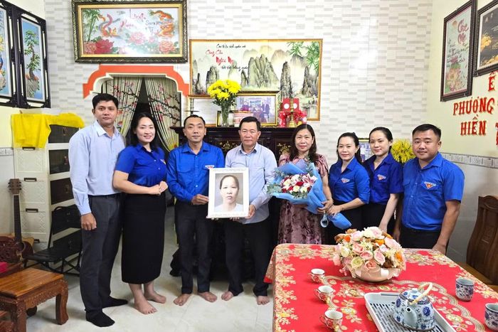  Đón nhận tấm ảnh chân dung của mẹ mình được phục dựng từ tấm ảnh căn cước mờ cũ làm từ năm 1971, ông Trần Thanh Thông (ngụ phường Lý Văn Lâm) – con trai út của Mẹ Việt Nam Anh hùng Lưu Thị Kiệm, không giấu được sự xúc động. 