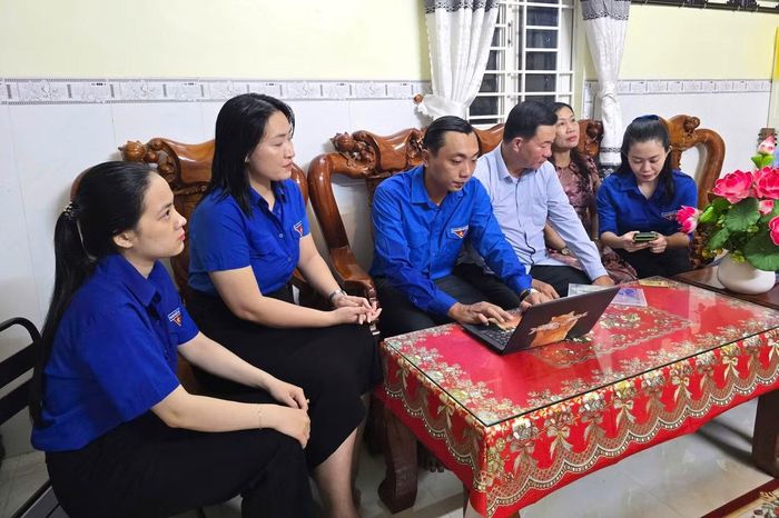 Các đoàn viên linh hoạt bố trí thời gian, kể cả buổi trưa hoặc tối, nhằm tạo điều kiện thuận lợi nhất cho thân nhân người có công. Sau khi phục dựng, mỗi bức ảnh đều được gửi gia đình xem lại, chỉnh sửa nếu cần trước khi in, đóng khung và trao tặng.