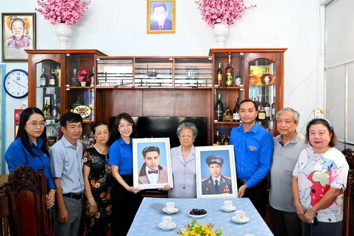 Những bức ảnh chân dung được trao tận tay, trân trọng đặt trên bàn thờ gia tiên là minh chứng cho sự nối tiếp giữa quá khứ và hiện tại. Việc đưa công nghệ số vào công tác đền ơn đáp nghĩa khẳng định trách nhiệm và đạo lý uống nước nhớ nguồn của thế hệ trẻ hôm nay.